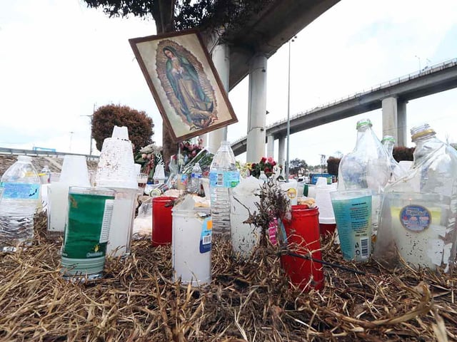 Veladoras en un altar que pusieron en honor a víctimas de explosión de pipa.