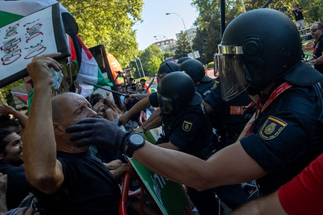 Szenen der Vuelta: Ein Polizist hält einem propalästinensischen Demonstranten den Mund zu