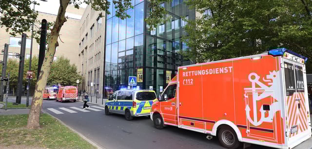 Polizei und Rettungsdienst bei dem Einsatz in der Düsseldorfer Zentralbibliothek