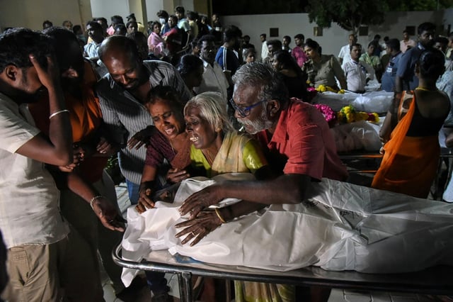 Stundenlanges Gedränge bei sengender Hitze hat in Indien zu einer Massenpanik mit Dutzenden Todesopfern geführt.