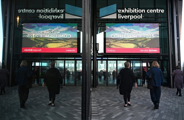 Des délégués arrivent pour assister au premier jour de la conférence annuelle du Parti travailliste à Liverpool, dans le nord-ouest de l'Angleterre, le 28 septembre 2025