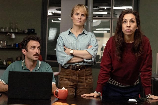 Die Kommissarinnen Grandjean (Anna Pieri Zuercher) und Ott (Carol Schuler) mit ihren Computer-Kollegen Löwenherz (Aaron Arens)