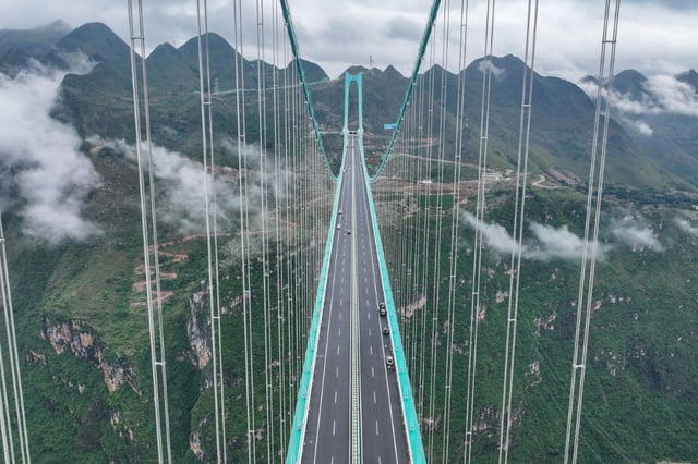 Le pont du Grand Canyon de Huajiang, le plus haut du monde, dans la province du Guizhou, dans le sud-ouest de la Chine, le 27 septembre 2025