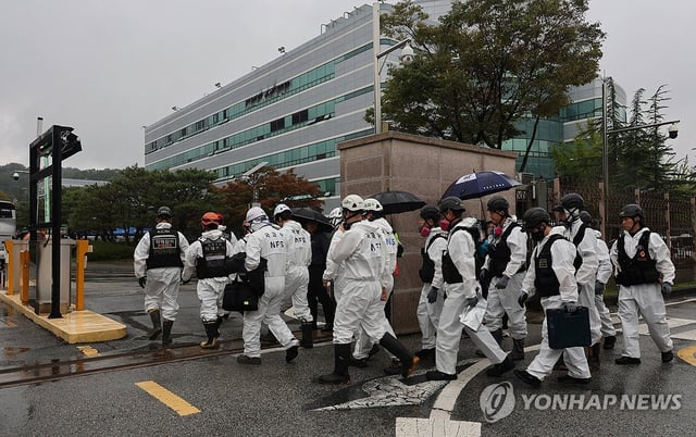 Officials from the fire service, police and the National Forensic Service enter the National Information Resources Service in the central city of Daejeon on Sept. 28, 2025, to determine the cause of a fire that occurred at the center on Sept. 26. (Yonhap)