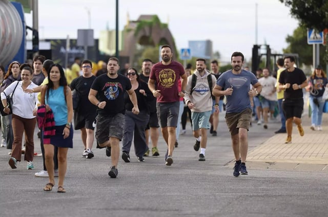 Asistentes se lanzan a la carrera en la apertura de puertas de la Comic-Con, este domingo.