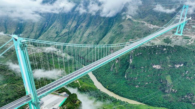 Die Huajiang Grand Canyon Bridge wurde auch in Rekordzeit erbaut.