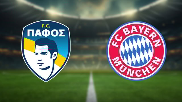 Wappen von Pafos FC und Bayern München, im Hintergrund Rasen