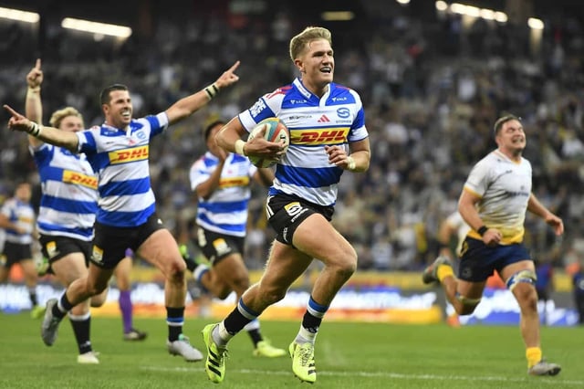 Stormers flyhalf Jurie Matthee sprints away to score a try in their impressive URC win over Leinster at the Cape Town Stadium on Friday night. Picture: Ashley Vlotman/Gallo Images