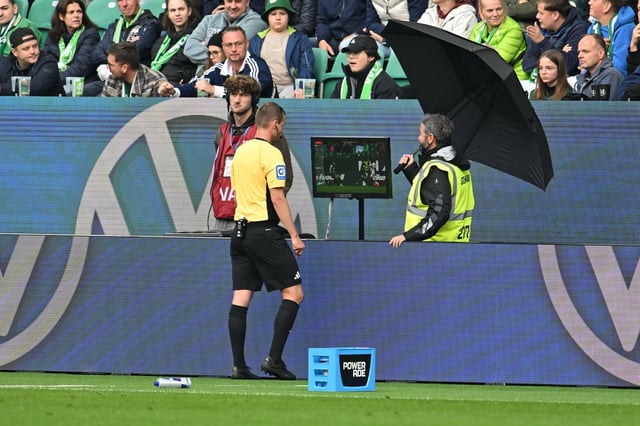 Schiedsrichter Robin Braun entschied nach dem Handspiel von Assan Ouédraogo nicht auf Strafstoß für Wolfsburg.