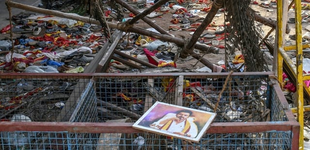 Un portrait de Vijay, acteur devenu homme politique, sur le site d'une bousculade qui s'est produite lors de son rassemblement dans l'État du Tamil Nadu, le 28 septembre 2025 en Inde