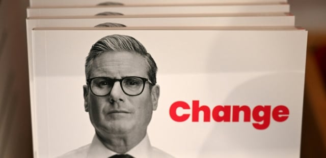 Un portrait du Premier ministre britannique Keir Starmer sur du matériel promotionnel au premier jour de la conférence annuelle du Parti travailliste à Liverpool, dans le nord-ouest de l'Angleterre, le 28 septembre 2025