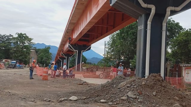 Las lluvias han complicado la construcción del viaducto elevado en Huixtla, provocando retrasos y problemas en la zona