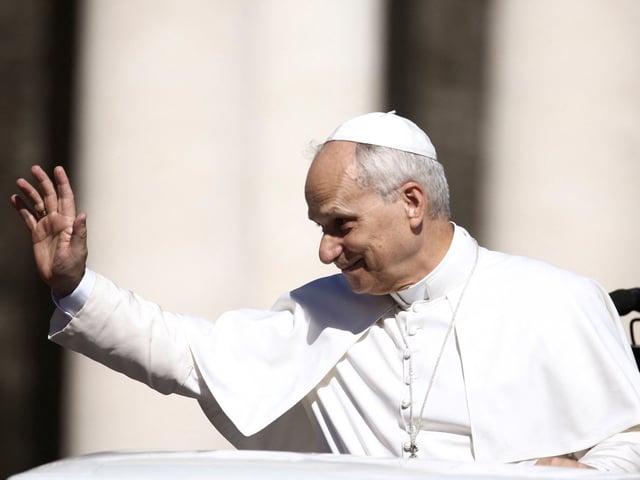 Pope Leo XIV gestures to the crowd as he tours St Peter's Square in the popemobile following a Holy Mass for the Jubilee of Catechists at the Vatican, September 28, 2025. REUTERS/Matteo Minnella