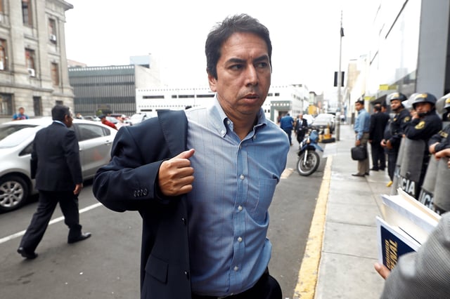 La PNP halló dos cuchillos ensangrentados y descartó la intervención de terceros al no ver signos de forcejeo ni desorden en el inmueble.