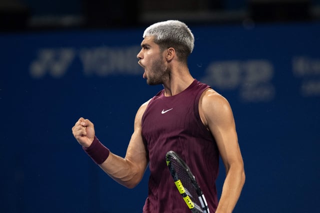 La celebración de Carlos Alcaraz, que venció a Brandon Nakashima en Tokio y alcanzó su novena semifinal del año; Ruud, su próximo rival
