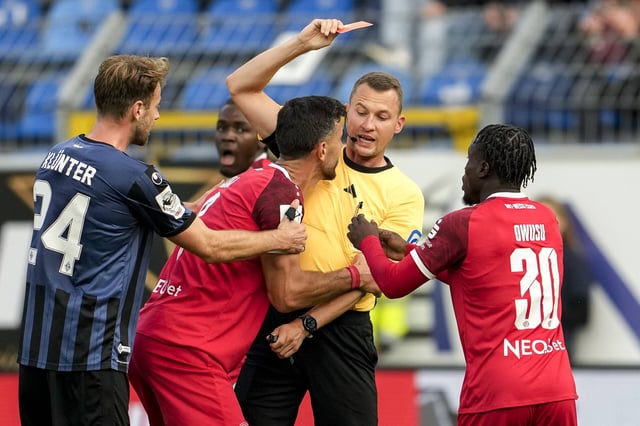 Schon auf dem Platz machte Klaus Gjasula (2.v.l.) Schiedsrichter Florian Lechner relativ klar deutlich, was er von dessen Entscheidung hielt.
