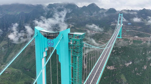 Eine wolkenumhangene Brücke