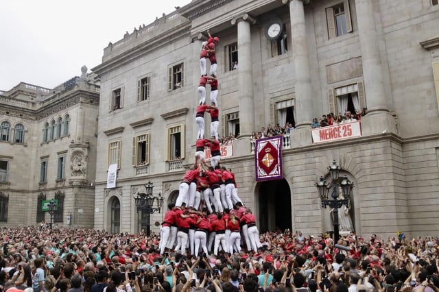 La torre de '9 amb folre i manilles' de la Colla Joves Xiquets de Valls, durante la Diada de la Mercè de Barcelona