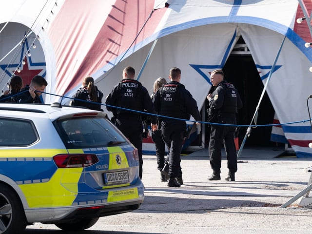 Polizisten gehen in das Zirkuszelt des Circus Paul Busch auf dem Schützenplatz in Bautzen.