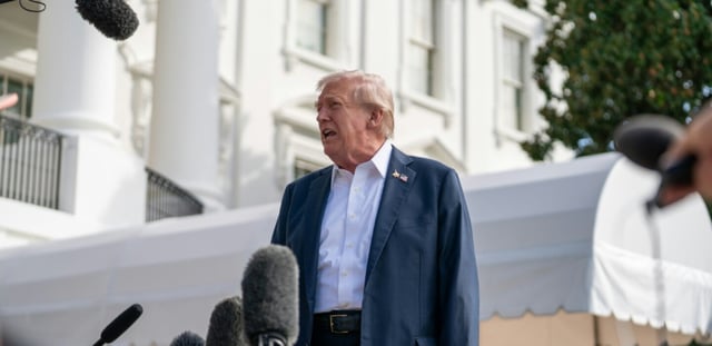 Le président américain Donald Trump s'adresse à la presse sur la pelouse sud de la Maison Blanche, le 26 septembre 2025 à Washington