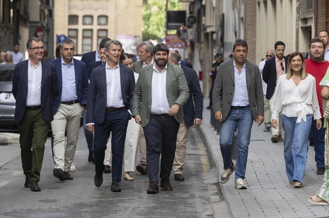 Mazón, con Feijóo y el resto de barones, este domingo en Murcia.
