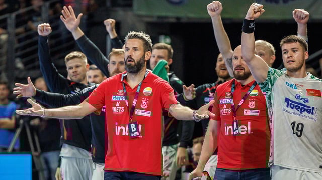 Trainer Bennet Wiegert (SC Magdeburg) steht gestikulierend am Spielfeldrand