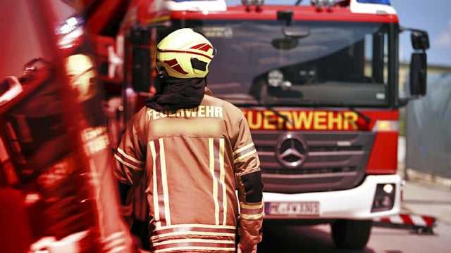 Großbrand in Gengenbach hält Einsatzkräfte auf Trab, Teile des Gebäudes eingestürzt.