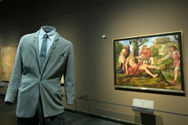 Une veste portée par l'acteur américain Richard Gere dans le film American Gigolo, lors de l'avant-première presse de l'exposition Giorgio Armani marquant le 50e anniversaire de la maison de couture, à la Pinacothèque de Brera à Milan, le 23 septembre 2025