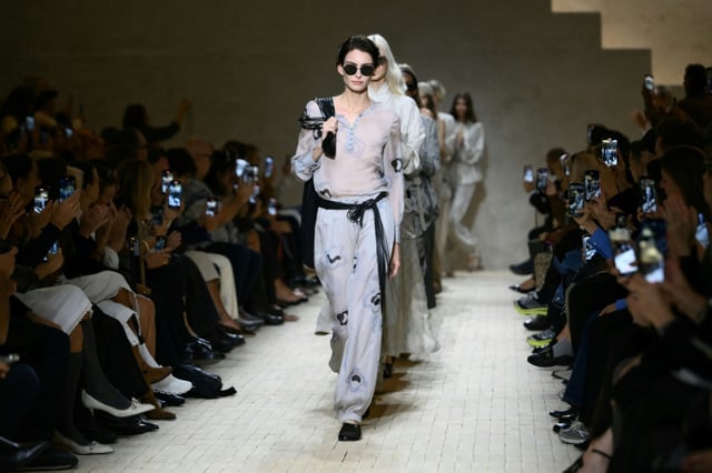 Défilé de la collection Emporio Armani prêt-à-porter femme printemps/été 2026 à la Fashion Week de Milan, le 25 septembre 2025