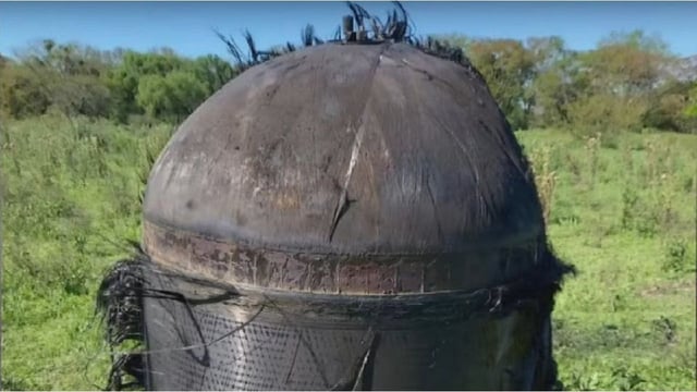 El misterioso cilindro metálico fue trasladado a Buenos Aires para analizar su origen y composición.


