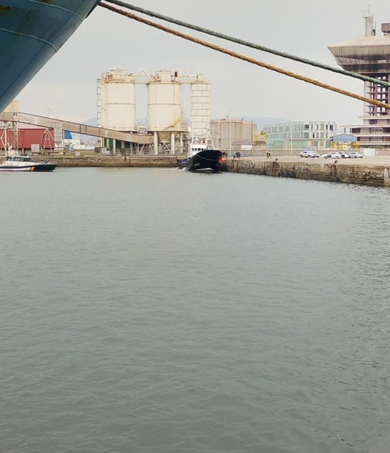 Al fondo a la derecha, el pesquero vasco, atracado ayer en la quinta alineación e El Musel, con la patrullera de la Guardia Civil a la izquierda. |