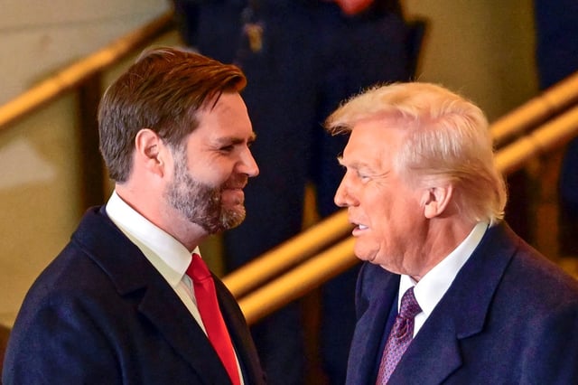 El vicepresidente de los Estados Unidos, JD Vance, y el presidente de los Estados Unidos, Donald Trump, en el Salón de la Emancipación del Capitolio de los Estados Unidos en Washington, D.C., el 20 de enero de 2025. (Foto de Ron SACHS / POOL / AFP)
