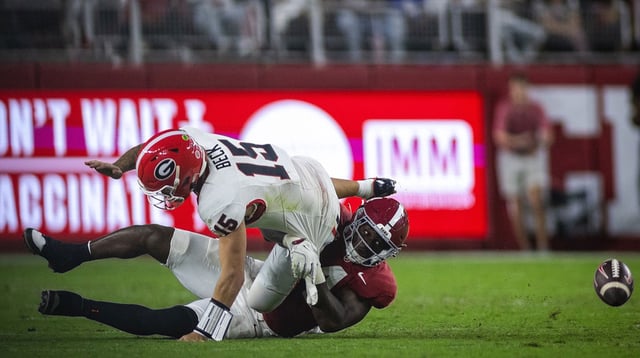 Sep 28, 2024; Tuscaloosa, Alabama, USA; Alabama Crimson Tide linebacker Qua Russaw (4) causes a fumble by Georgia Bulldogs quarterback Carson Beck (15) during the third quarter at Bryant-Denny Stadium. Mandatory Credit: Will McLelland-Imagn Images