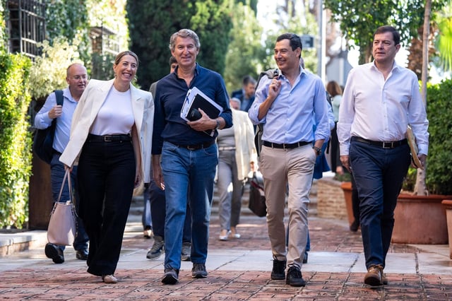 El líder del PP, Alberto Núñez Feijóo, con los líderes autonómicos del PP en Murcia.