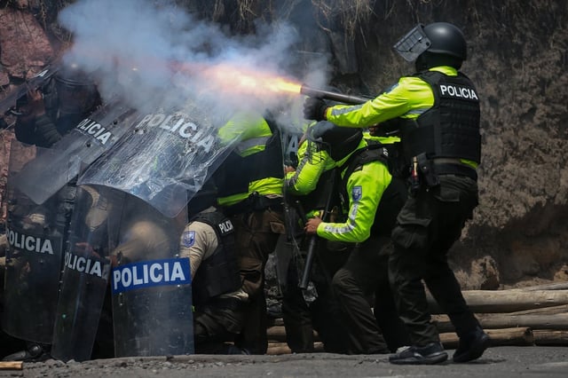 Integrantes de las Fuerzas Armadas se enfrentan con manifestantes durante una protesta en la avenida panamericana norte, en Tabacundo, Ecuador, el 23 de septiembre de 2025. (Foto de José Jácome / EFE)