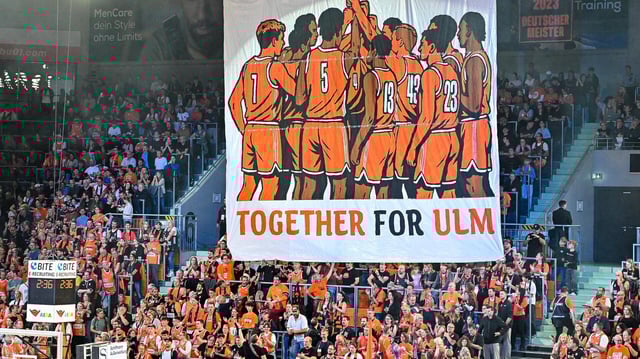 "Together for Ulm" - Zusammen für Ulm. Der Fanblock hat zum ersten Heimspiel der neuen Saison ein riesiges Banner gemalt.