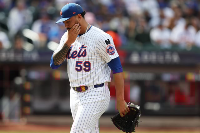 NEW YORK, NEW YORK - SEPTEMBER 21: Sean Manaea #59 of the New York Mets reacts after being pulled from the game during the fourth inning against the Washington Nationals at Citi Field on September 21, 2025 in New York City. (Photo by Heather Khalifa/Getty Images)