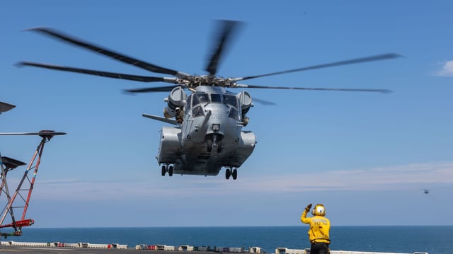 Aviation Boatswain’s Mate (Handling) 2nd Class Alex Jakowlew on the Wasp-class amphibious assault ship USS Iwo Jima (LHD 7) directs a CH-53K King Stallion from HMH-461 for a landing. (Image credit: USN/Mass Communication Specialist 2nd Class Savannah L. Hardesty)