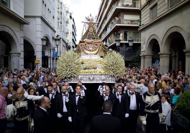 La procesión, a su paso por la calle Ángel Ganivet