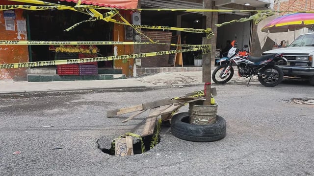El hundimiento se formó tras el paso de un camión de basura; vecinos aseguran que Protección Civil colocó cinta de advertencia pero no ha regresado al sitio