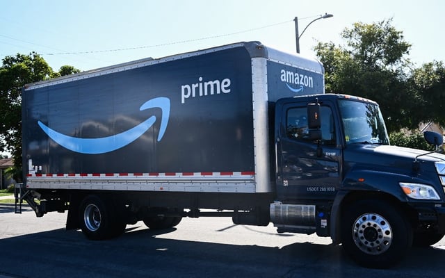 Amazon llegó a un acuerdo histórico de 2.500 millones de dólares con la FTC después de ser acusada de inscribir a usuarios en su servicio Prime sin autorización y complicar su cancelación. (Foto: Patrick T. Fallon / AFP)