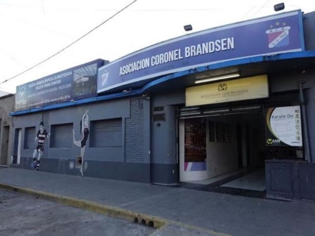 El club Brandsen, donde se produjo la muerte de una jugadora de hockey sobre césped en pleno partido.