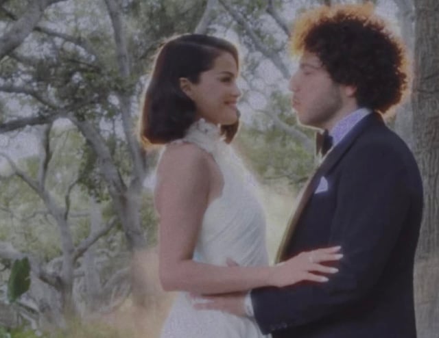 La cantante y actriz estadounidense y el productor musical sorprendieron a sus seguidores al compartir fotos de su boda, celebrada en un íntimo entorno al aire libre. (Foto: EFE/ @selenagomez SOLO USO EDITORIAL)