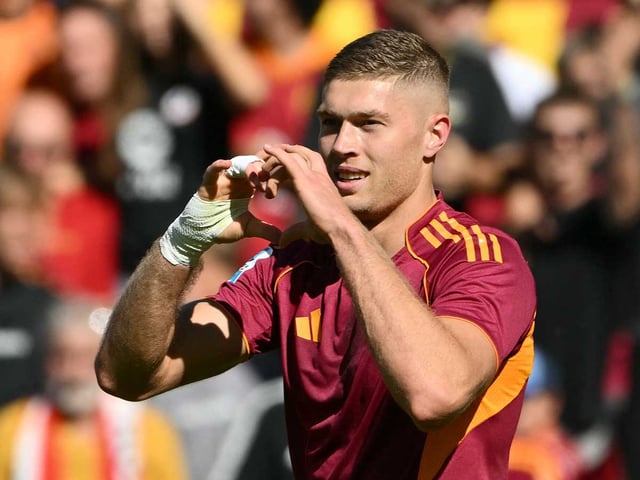 Artem Dovbyk celebrando su anotación.