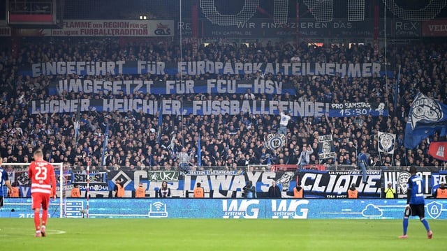 Mit diesem Banner protestierten die HSV-Fans in Berlin gegen die Anstoßzeit.