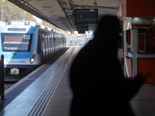 Circulación de trenes con demoras 
Medida fuerza la Fraternidad
Ramal Sarmiento. Estación Once
Foto Guillermo Rodriguez Adami - FTP CLARIN GRA03048.jpg Z