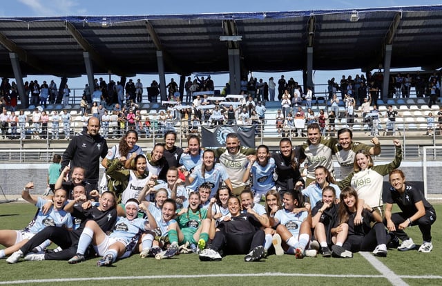 Las jugadoras y técnicos de As Celtas celebran su victoria