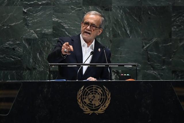 El presidente iraní, Masoud Pezeshkian, pronuncia un discurso durante el debate general del 80º período de sesiones de la Asamblea General de las Naciones Unidas, en la sede de la Organización de las Naciones Unidas, en Nueva York, el 24 de septiembre de 2025