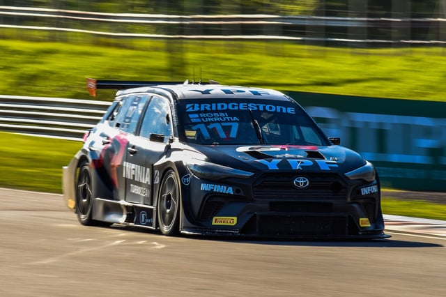El binomio Matías Rossi-Santiago Urrutia, ganador en los 200 Kilómetros de Buenos Aires; con la victoria, Toyota volvió a ganar la tradicional carrera después de una década, aunque en el autódromo porteño no se imponía desde 2010