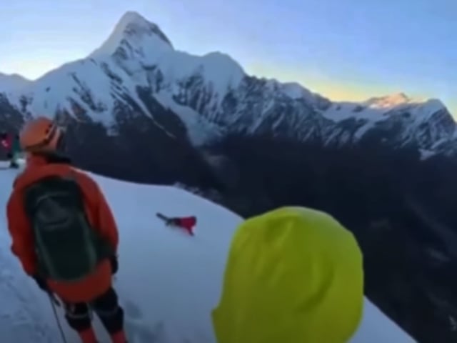 Momento en que cae el alpinista desde una altura de 200 metros